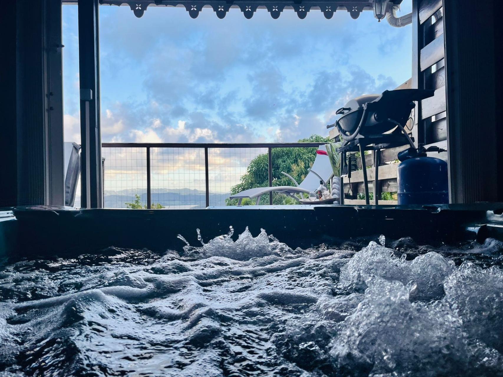 villa-avec-jacuzzi-vue-mer-tartane-caravelle -jacuzzi